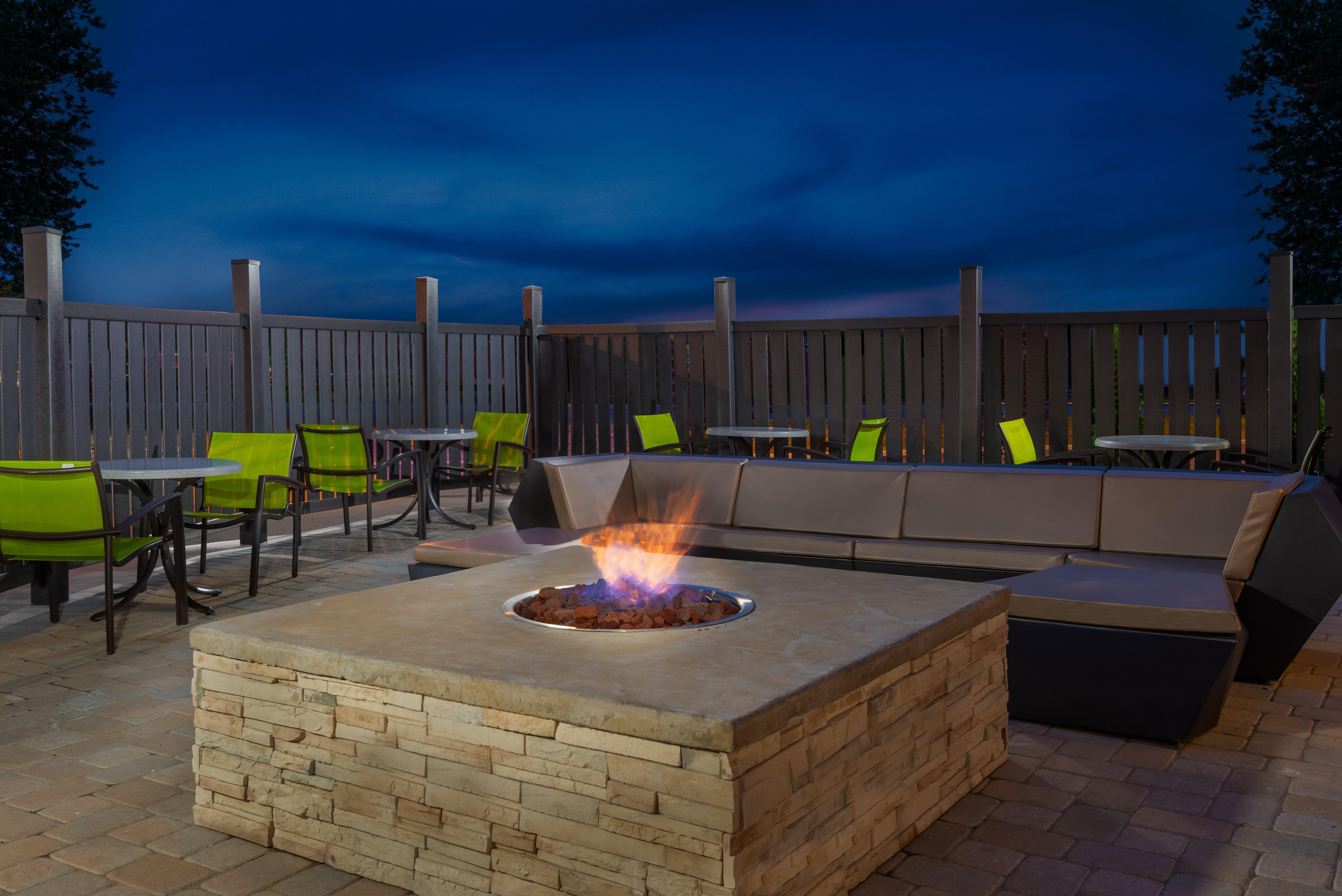 Holiday Inn Express & Suites - Columbus Airport East By Ihg Exterior photo